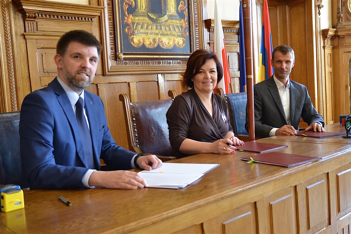 Burmistrz Miasta Cieszyna Gabriela Staszkiewicz podpisuje umowy na dostawę 6 autobusów elektrycznych, fot. JK